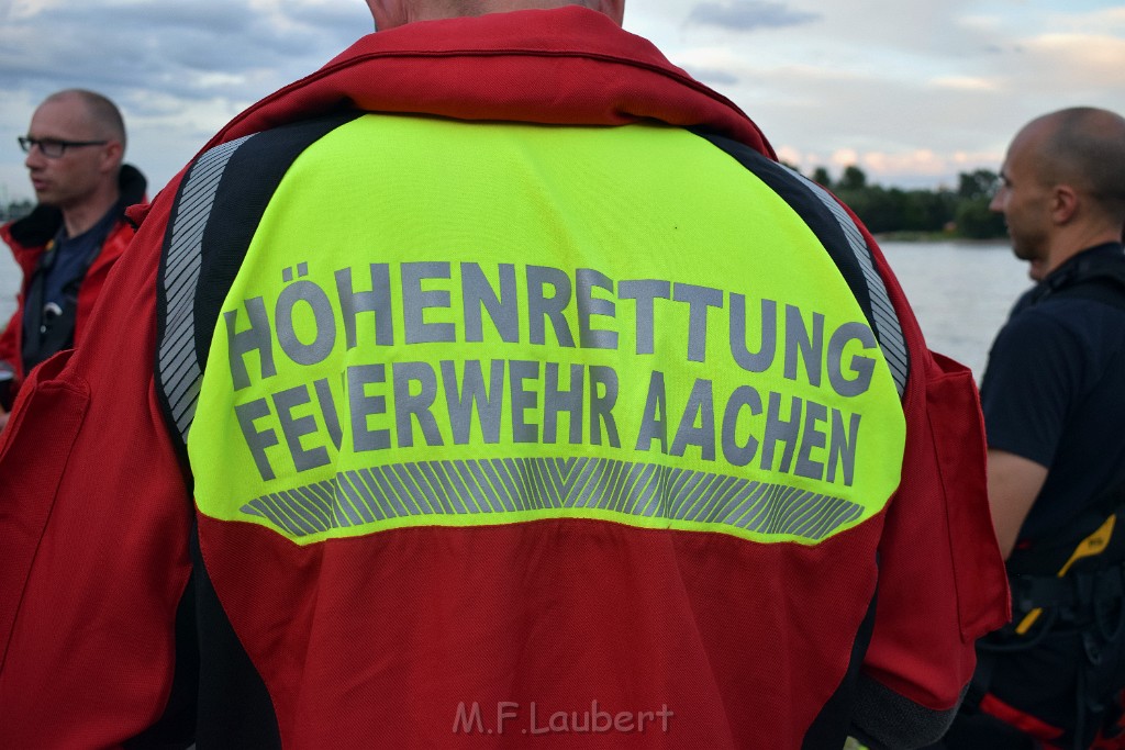 Koelner Seilbahn Gondel blieb haengen Koeln Linksrheinisch P775.JPG